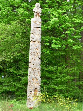 Beaver Crest Totem Pole highlighting unpainted raw wood detail formatting
