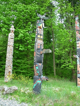 Oscar Maltipi Totem Pole showcasing brilliant color details