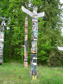 Kakaso'Las Totem Pole close-up view