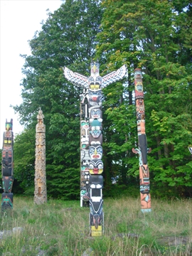Mid-section details of Kakaso'Las Totem Pole