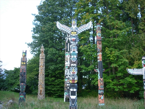 Lower crest configurations of Kakaso'Las Totem Pole