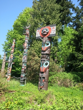 Detail tracking of the lower crest carvings on the Chief Skedans pole