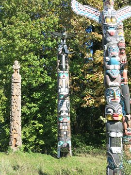 Mid-section details on the Chief Wakas pole